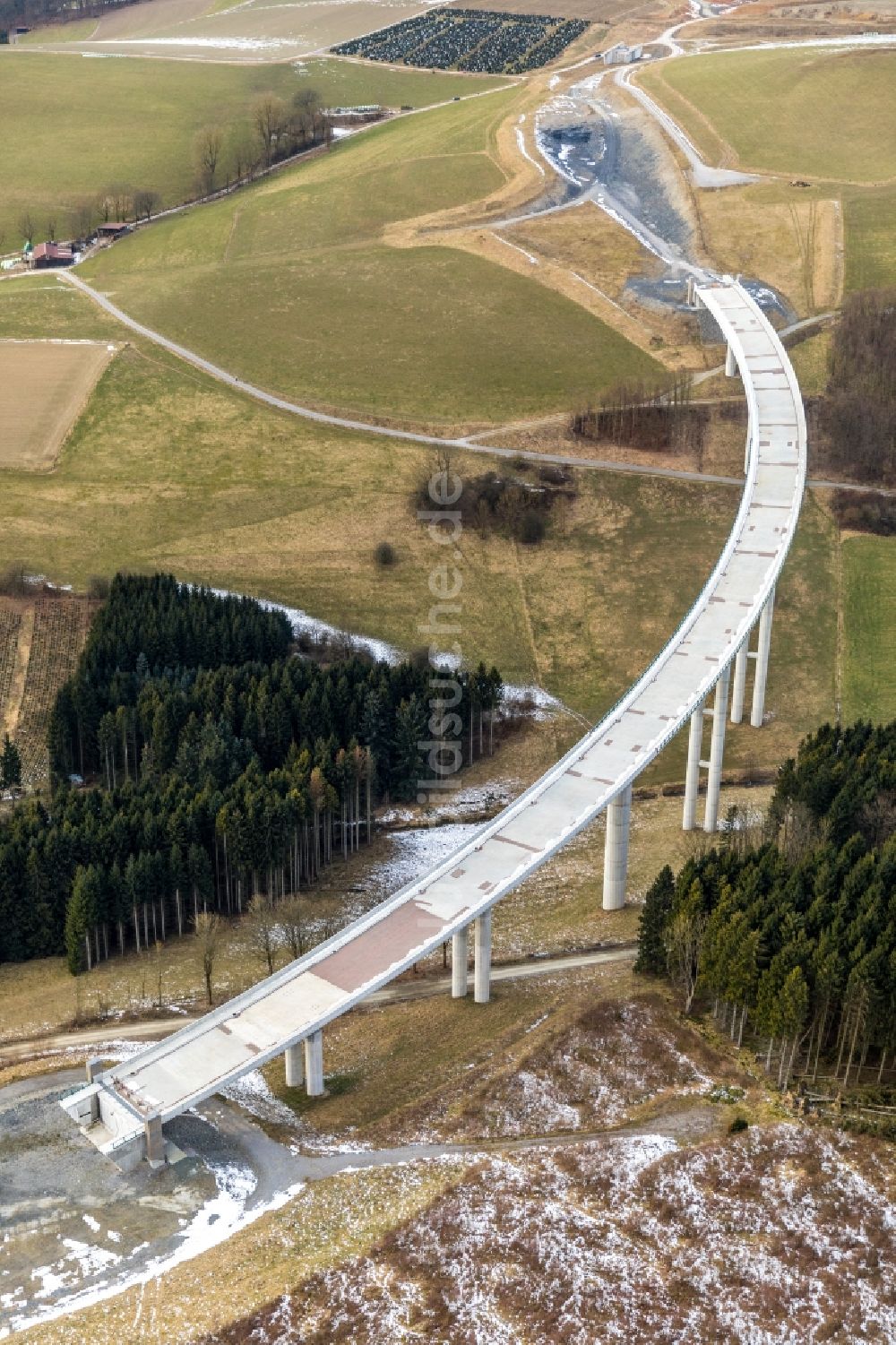 Luftbild Nuttlar - Winterluftbild Baustelle zum Neubau des Autobahn- Brückenbauwerk der BAB A46 Talbrücke Schormecke der BAB A46 in Nuttlar im Bundesland Nordrhein-Westfalen, Deutschland