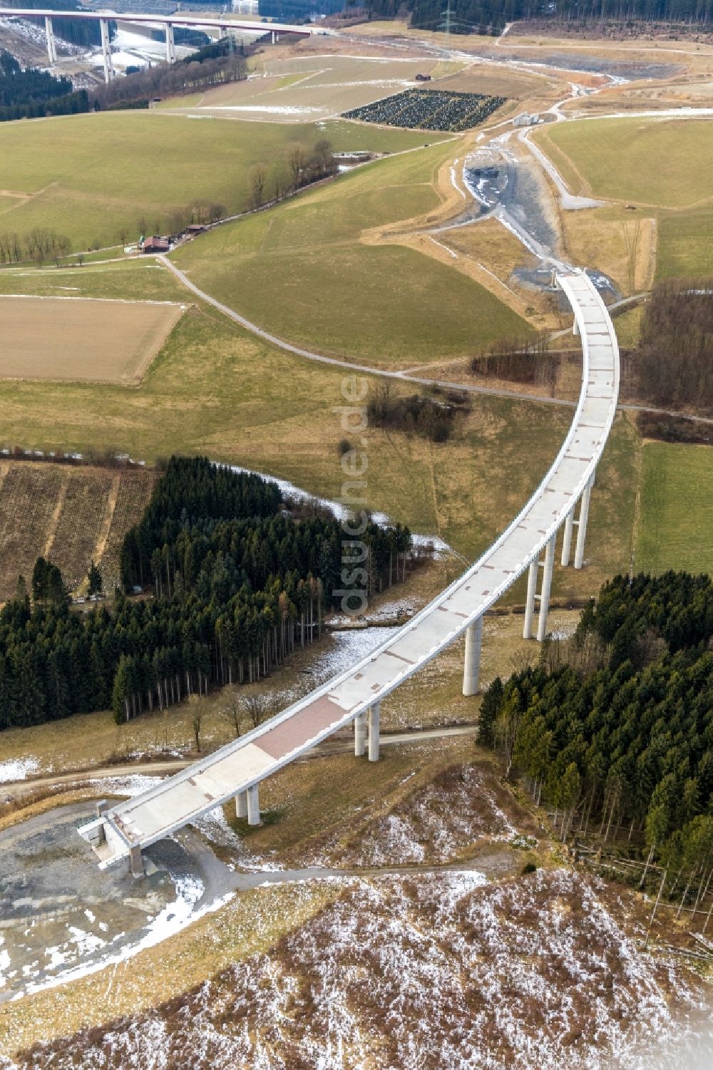 Luftaufnahme Nuttlar - Winterluftbild Baustelle zum Neubau des Autobahn- Brückenbauwerk der BAB A46 Talbrücke Schormecke der BAB A46 in Nuttlar im Bundesland Nordrhein-Westfalen, Deutschland