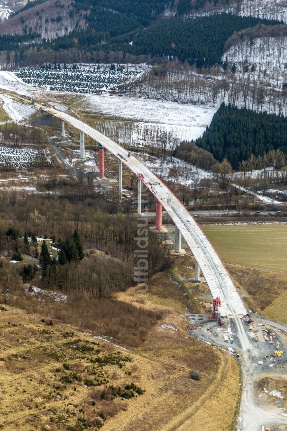 Nuttlar von oben - Winterluftbild Baustelle zum Neubau des Autobahn- Brückenbauwerk der BAB A46 Talbrücke Schormecke der BAB A46 in Nuttlar im Bundesland Nordrhein-Westfalen, Deutschland