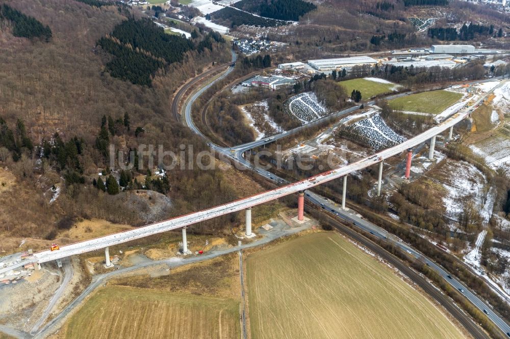 Nuttlar aus der Vogelperspektive: Winterluftbild Baustelle zum Neubau des Autobahn- Brückenbauwerk der BAB A46 Talbrücke Schormecke der BAB A46 in Nuttlar im Bundesland Nordrhein-Westfalen, Deutschland