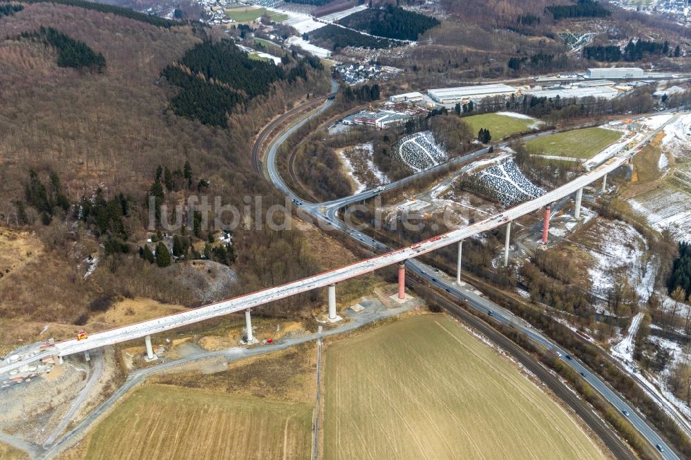 Luftbild Nuttlar - Winterluftbild Baustelle zum Neubau des Autobahn- Brückenbauwerk der BAB A46 Talbrücke Schormecke der BAB A46 in Nuttlar im Bundesland Nordrhein-Westfalen, Deutschland