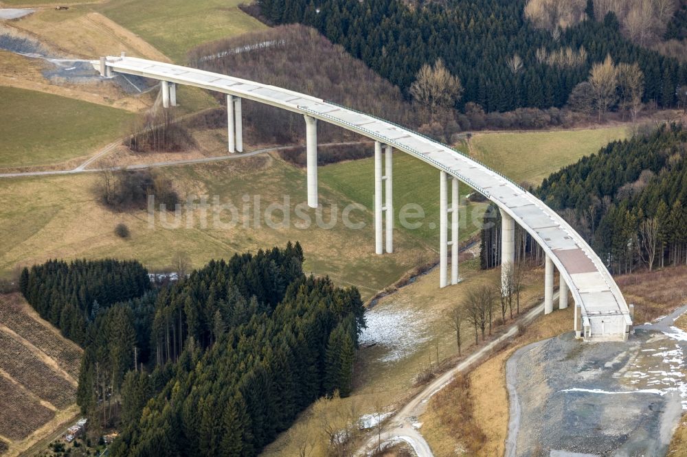 Luftaufnahme Nuttlar - Winterluftbild Baustelle zum Neubau des Autobahn- Brückenbauwerk der BAB A46 Talbrücke Schormecke der BAB A46 in Nuttlar im Bundesland Nordrhein-Westfalen, Deutschland