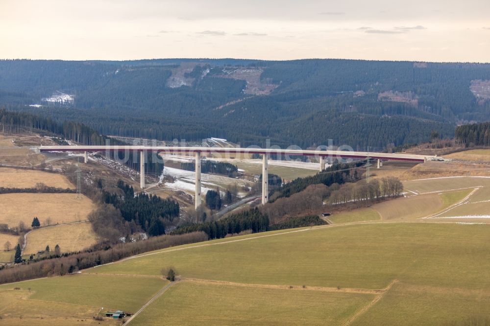 Nuttlar von oben - Winterluftbild Baustelle zum Neubau des Autobahn- Brückenbauwerk der BAB A46 Talbrücke Schormecke der BAB A46 in Nuttlar im Bundesland Nordrhein-Westfalen, Deutschland