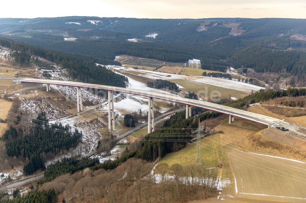 Nuttlar aus der Vogelperspektive: Winterluftbild Baustelle zum Neubau des Autobahn- Brückenbauwerk der BAB A46 Talbrücke Schormecke der BAB A46 in Nuttlar im Bundesland Nordrhein-Westfalen, Deutschland