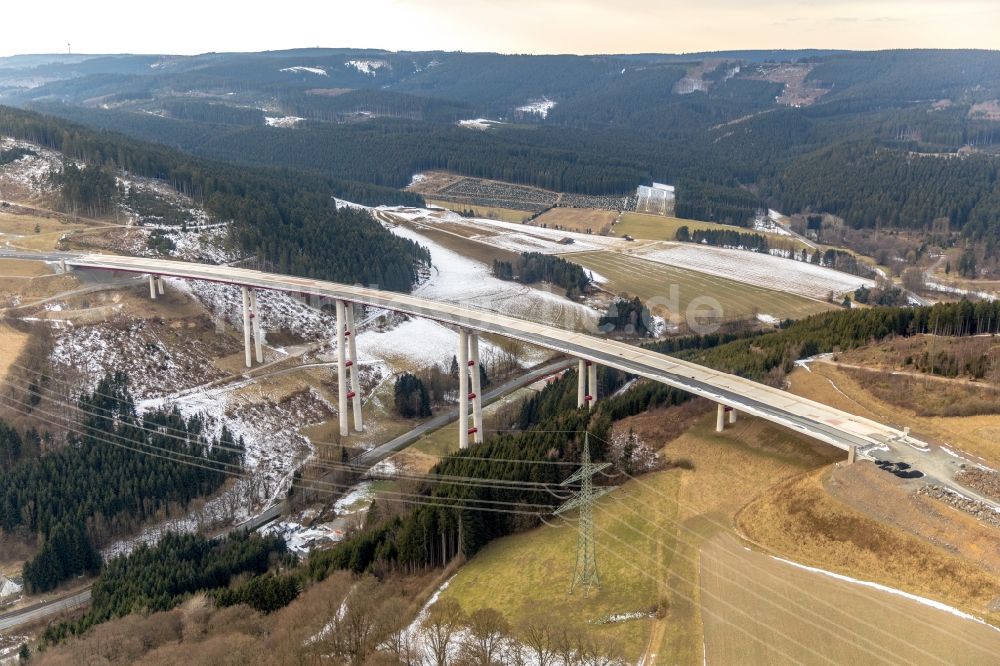 Luftbild Nuttlar - Winterluftbild Baustelle zum Neubau des Autobahn- Brückenbauwerk der BAB A46 Talbrücke Schormecke der BAB A46 in Nuttlar im Bundesland Nordrhein-Westfalen, Deutschland