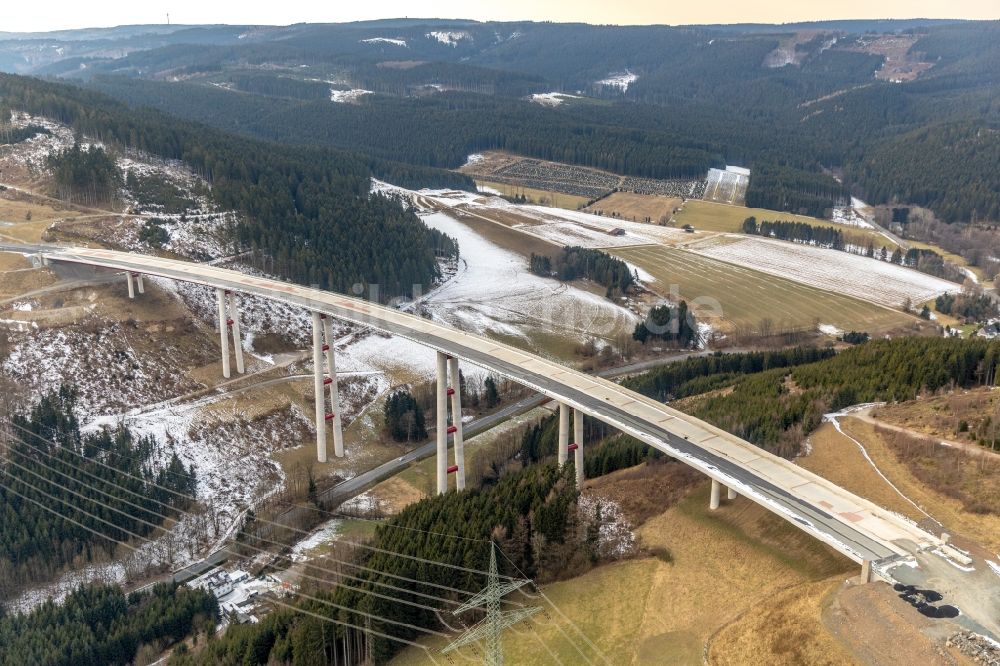 Luftaufnahme Nuttlar - Winterluftbild Baustelle zum Neubau des Autobahn- Brückenbauwerk der BAB A46 Talbrücke Schormecke der BAB A46 in Nuttlar im Bundesland Nordrhein-Westfalen, Deutschland