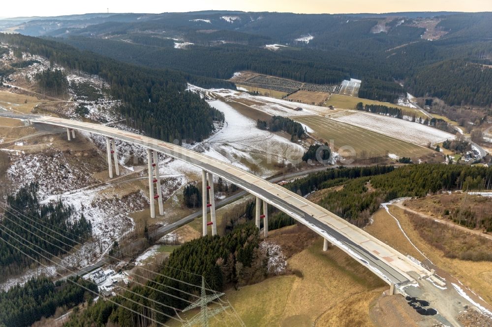 Nuttlar von oben - Winterluftbild Baustelle zum Neubau des Autobahn- Brückenbauwerk der BAB A46 Talbrücke Schormecke der BAB A46 in Nuttlar im Bundesland Nordrhein-Westfalen, Deutschland