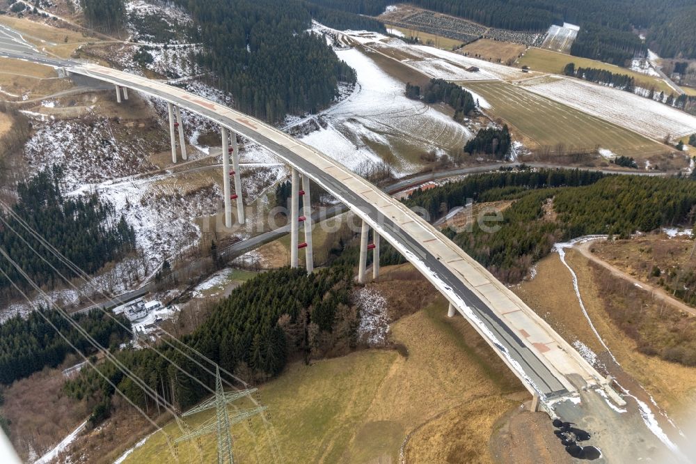 Nuttlar aus der Vogelperspektive: Winterluftbild Baustelle zum Neubau des Autobahn- Brückenbauwerk der BAB A46 Talbrücke Schormecke der BAB A46 in Nuttlar im Bundesland Nordrhein-Westfalen, Deutschland