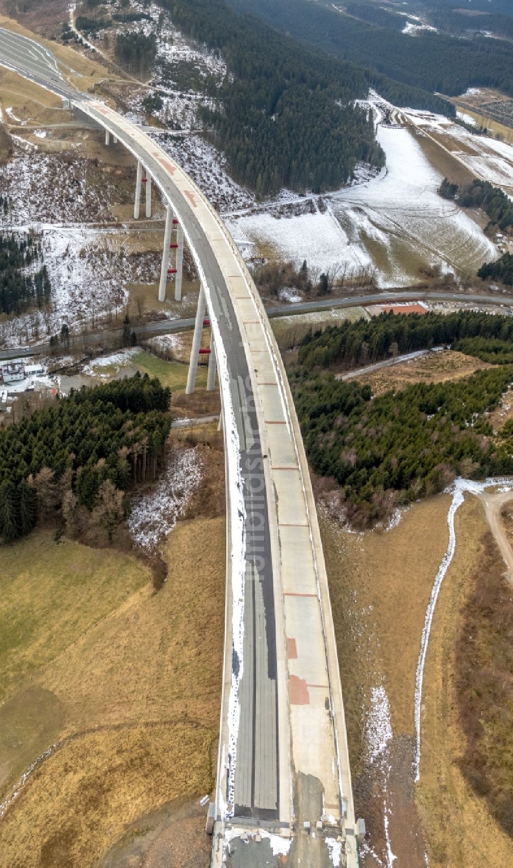 Luftbild Nuttlar - Winterluftbild Baustelle zum Neubau des Autobahn- Brückenbauwerk der BAB A46 Talbrücke Schormecke der BAB A46 in Nuttlar im Bundesland Nordrhein-Westfalen, Deutschland