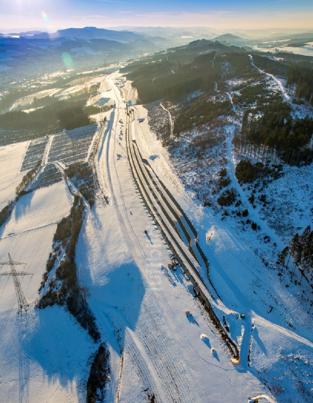 Luftaufnahme Bestwig - Winterluftbild Baustelle zum Neubau am Autobahn- Streckenverlauf der Autobahnerweiterung A46 im Ortsteil Ostwig in Bestwig im Bundesland Nordrhein-Westfalen