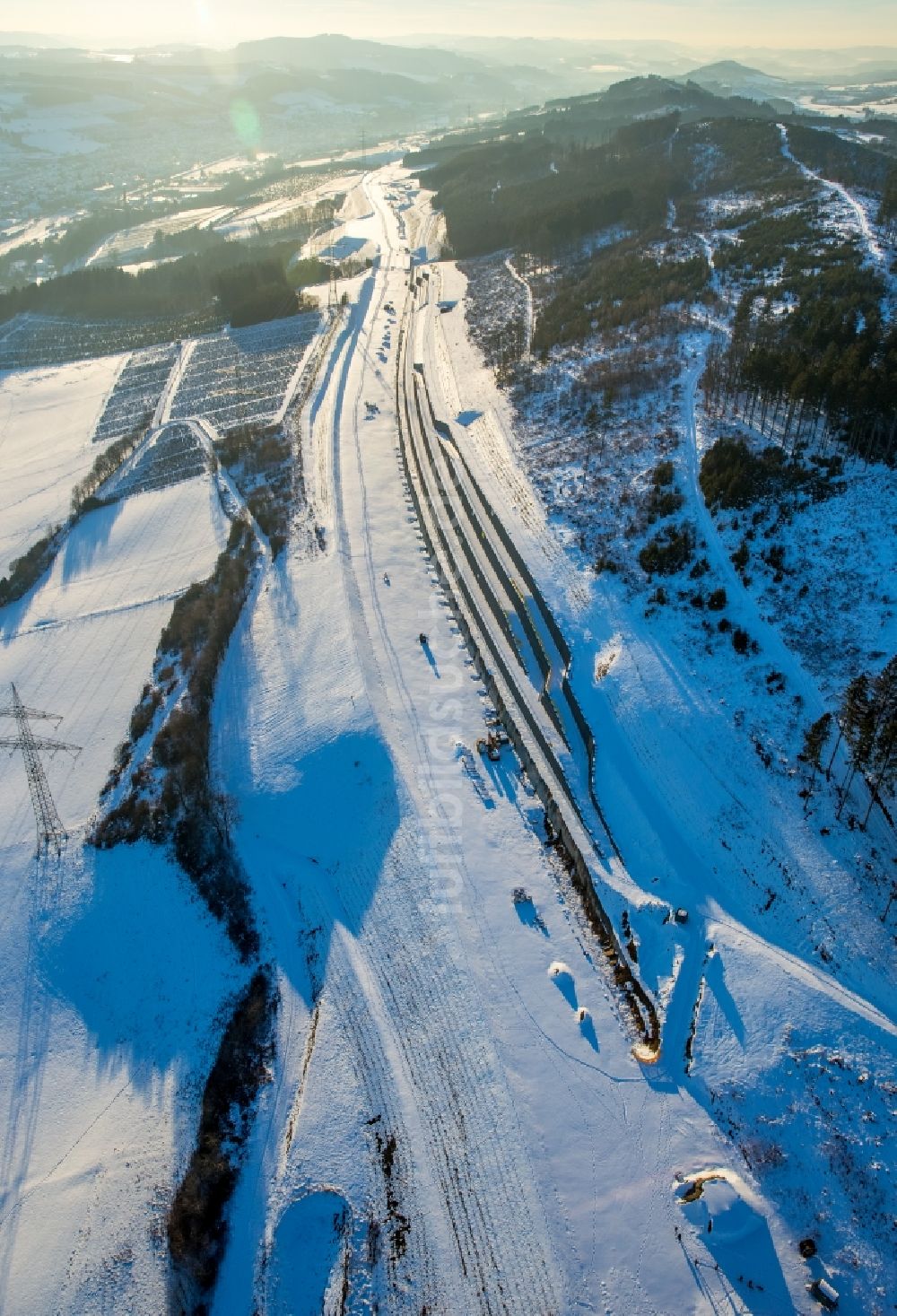 Bestwig von oben - Winterluftbild Baustelle zum Neubau am Autobahn- Streckenverlauf der Autobahnerweiterung A46 im Ortsteil Ostwig in Bestwig im Bundesland Nordrhein-Westfalen