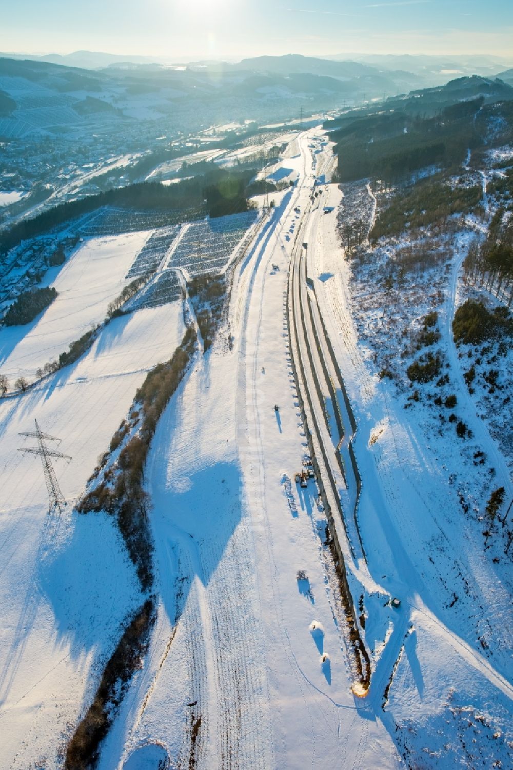 Bestwig aus der Vogelperspektive: Winterluftbild Baustelle zum Neubau am Autobahn- Streckenverlauf der Autobahnerweiterung A46 im Ortsteil Ostwig in Bestwig im Bundesland Nordrhein-Westfalen