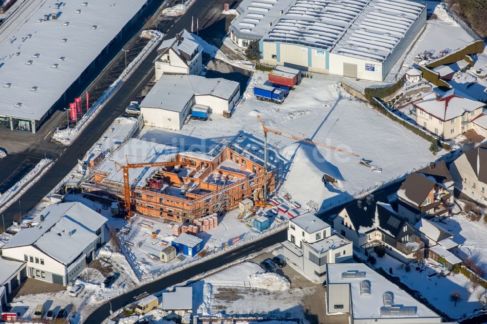 Luftbild Brilon - Winterluftbild Baustelle zum Neubau eines Büro- und Geschäftshauses Freiladestraße - Papestraße durch die Eickmann Bauunternehmung GmbH in Brilon im Bundesland Nordrhein-Westfalen