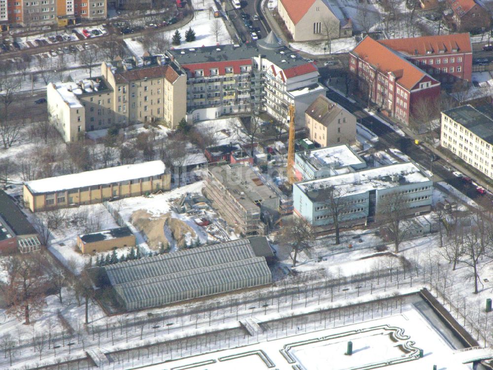 Luftaufnahme Berlin - Winterluftbild Baustelle zum Neubau eines Forschungs- Gebäudes und Bürokomplex Leibniz-Institut für Zoo- und Wildtierforschung (IZW) in Berlin, Deutschland