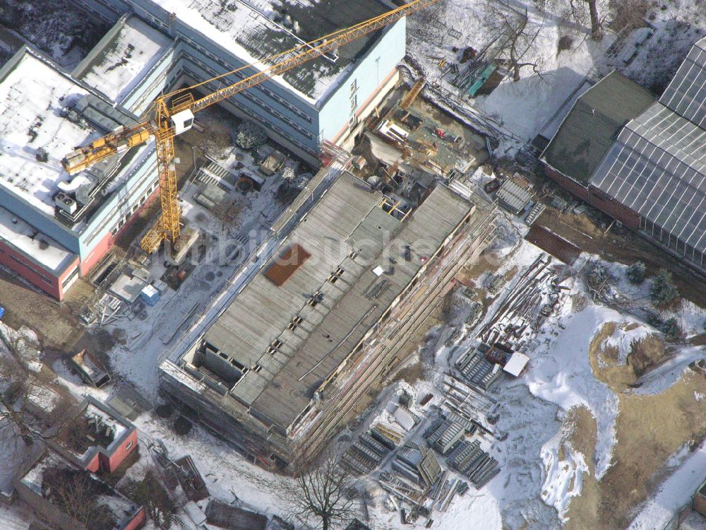 Berlin aus der Vogelperspektive: Winterluftbild Baustelle zum Neubau eines Forschungs- Gebäudes und Bürokomplex Leibniz-Institut für Zoo- und Wildtierforschung (IZW) in Berlin, Deutschland