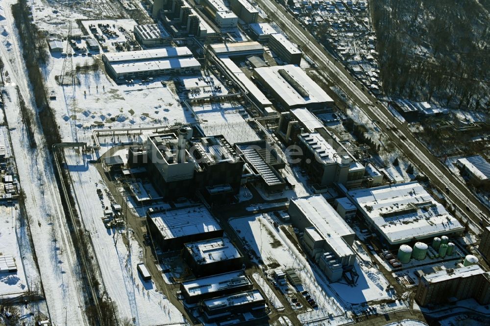 Luftaufnahme Berlin - Winterluftbild Baustelle zum Neubau des Heizkraftwerkes - Kraft-Wärme-Kopplungsanlage im Ortsteil Marzahn in Berlin, Deutschland