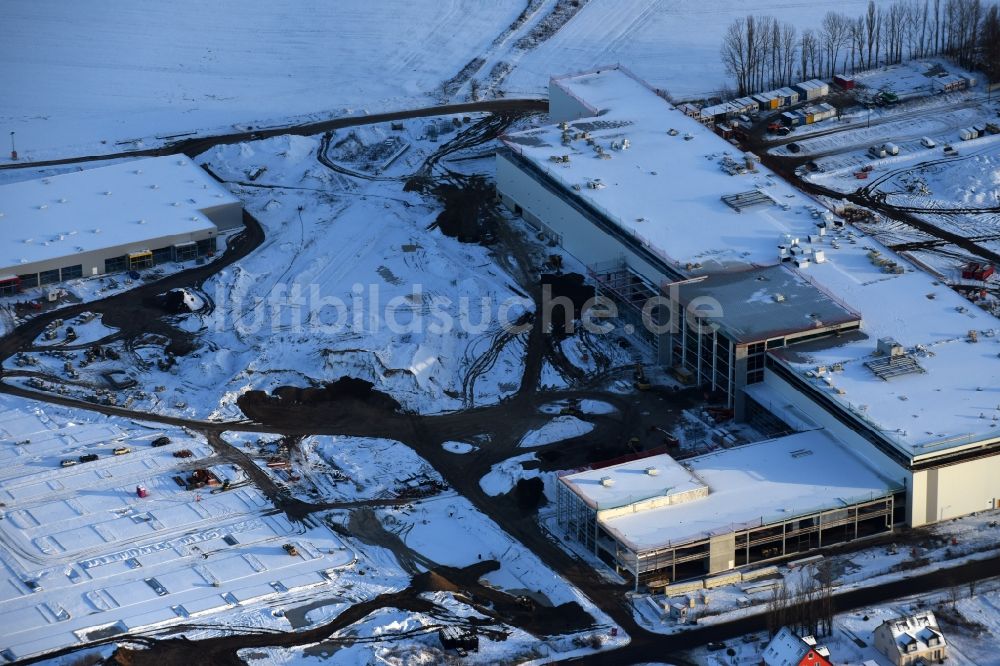 Berlin von oben - Winterluftbild Baustelle zum Neubau eines Möbelhauses der Porta-Gruppe in Mahlsdorf in Berlin