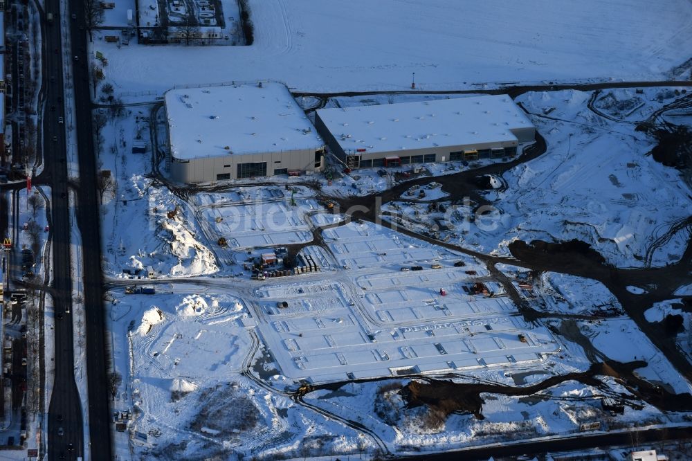 Berlin aus der Vogelperspektive: Winterluftbild Baustelle zum Neubau eines Möbelhauses der Porta-Gruppe in Mahlsdorf in Berlin