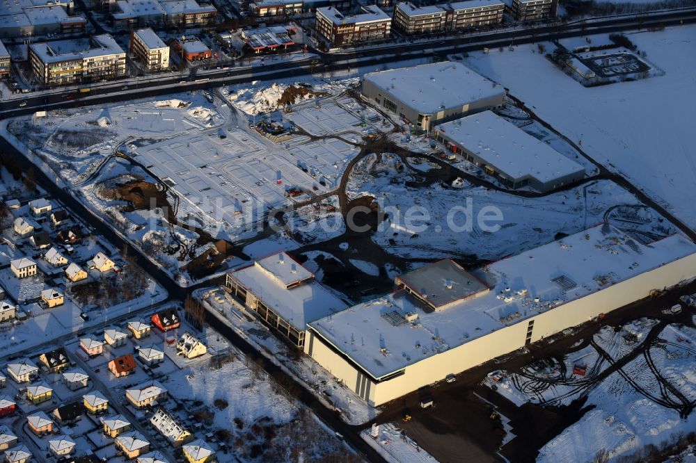 Berlin von oben - Winterluftbild Baustelle zum Neubau eines Möbelhauses der Porta-Gruppe in Mahlsdorf in Berlin