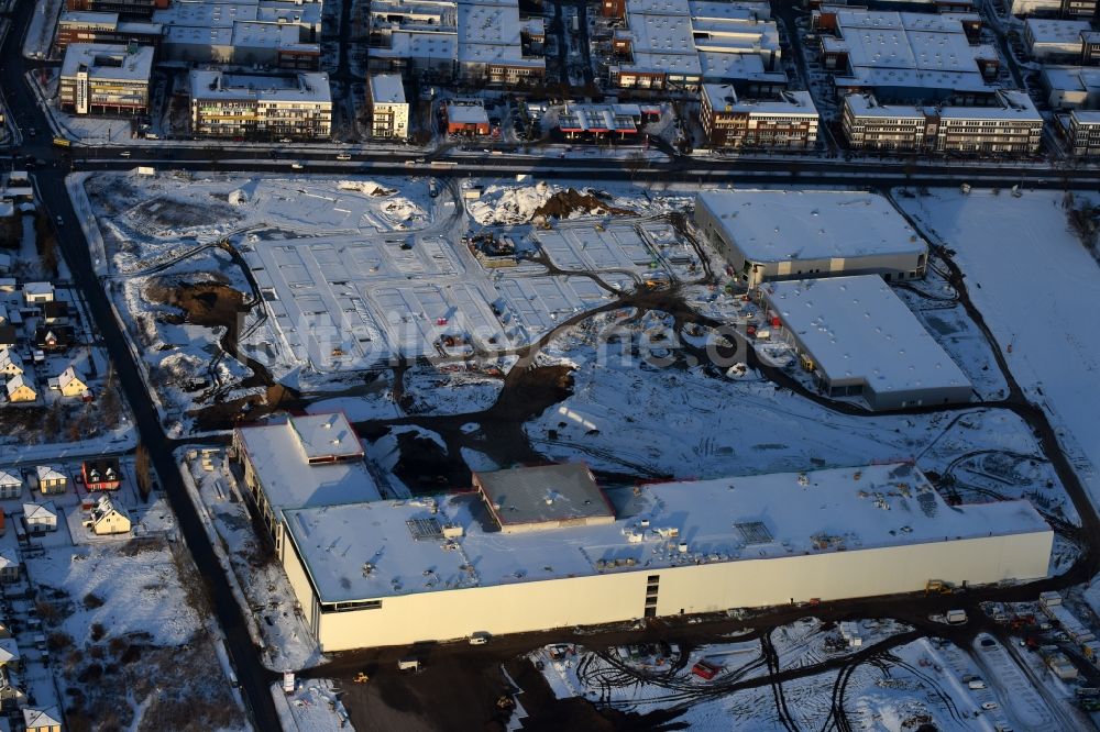 Berlin aus der Vogelperspektive: Winterluftbild Baustelle zum Neubau eines Möbelhauses der Porta-Gruppe in Mahlsdorf in Berlin