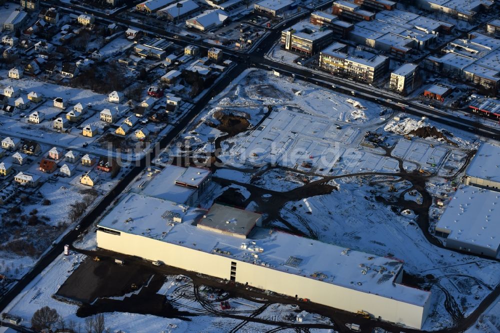 Luftbild Berlin - Winterluftbild Baustelle zum Neubau eines Möbelhauses der Porta-Gruppe in Mahlsdorf in Berlin