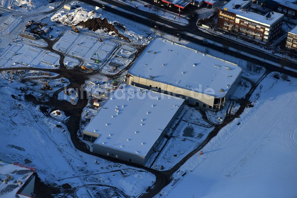 Luftaufnahme Berlin - Winterluftbild Baustelle zum Neubau eines Möbelhauses der Porta-Gruppe in Mahlsdorf in Berlin