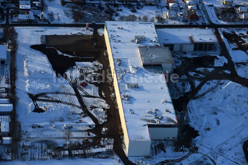 Berlin aus der Vogelperspektive: Winterluftbild Baustelle zum Neubau eines Möbelhauses der Porta-Gruppe in Mahlsdorf in Berlin