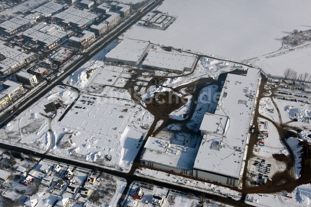 Berlin aus der Vogelperspektive: Winterluftbild Baustelle zum Neubau eines Möbelhauses der Porta-Gruppe in Mahlsdorf in Berlin