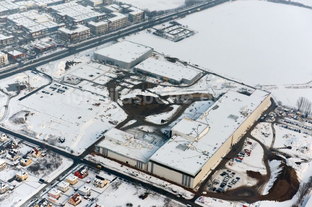 Berlin von oben - Winterluftbild Baustelle zum Neubau eines Möbelhauses der Porta-Gruppe in Mahlsdorf in Berlin