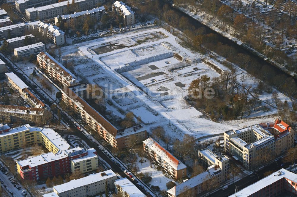 Berlin von oben - Winterluftbild Baustelle zum Neubau einer Mehrfamilienhaus-Wohnanlage an der Buschkrugallee im Ortsteil Britz in Berlin, Deutschland