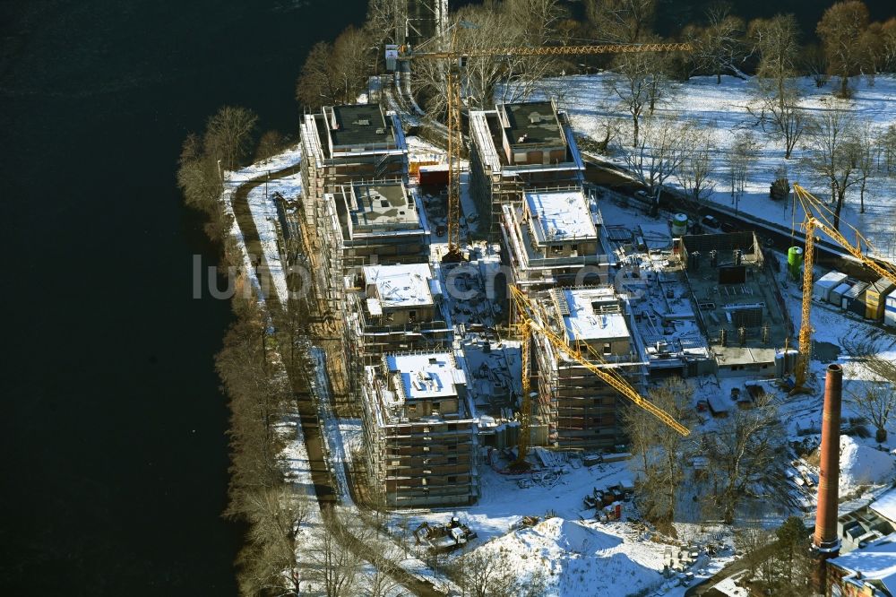 Luftaufnahme Berlin - Winterluftbild Baustelle zum Neubau einer Mehrfamilienhaus- Wohnanlage auf der Havel-Insel Eiswerder in Berlin, Deutschland