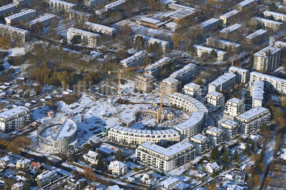 Berlin aus der Vogelperspektive: Winterluftbild Baustelle zum Neubau einer Mehrfamilienhaus-Wohnanlage HUGOS der Bonava Deutschland GmbH im Ortsteil Mariendorf in Berlin, Deutschland