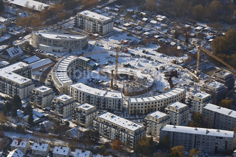 Berlin aus der Vogelperspektive: Winterluftbild Baustelle zum Neubau einer Mehrfamilienhaus-Wohnanlage HUGOS der Bonava Deutschland GmbH im Ortsteil Mariendorf in Berlin, Deutschland