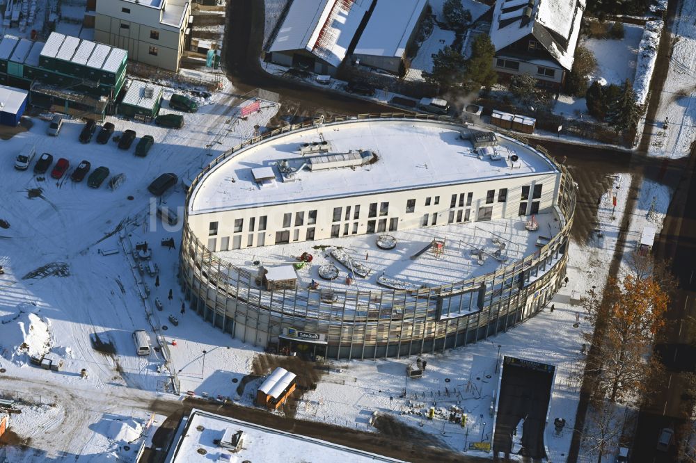 Berlin von oben - Winterluftbild Baustelle zum Neubau einer Mehrfamilienhaus-Wohnanlage HUGOS der Bonava Deutschland GmbH im Ortsteil Mariendorf in Berlin, Deutschland