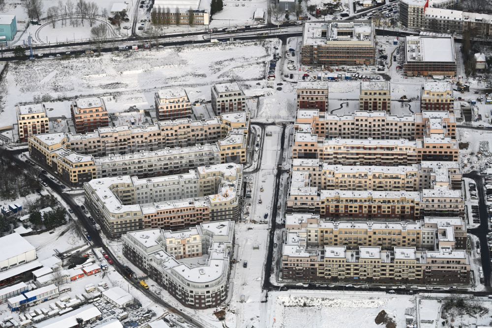 Luftbild Berlin - Winterluftbild Baustelle zum Neubau einer Mehrfamilienhaus-Wohnanlage Parkstadt Karlshorst in Berlin, Deutschland