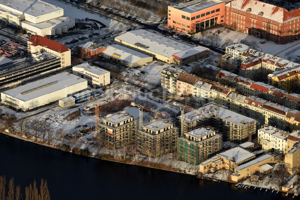 Berlin aus der Vogelperspektive: Winterluftbild Baustelle zum Neubau einer Mehrfamilienhaus-Wohnanlage am Ufer des Flußverlaufes der Spree in Berlin