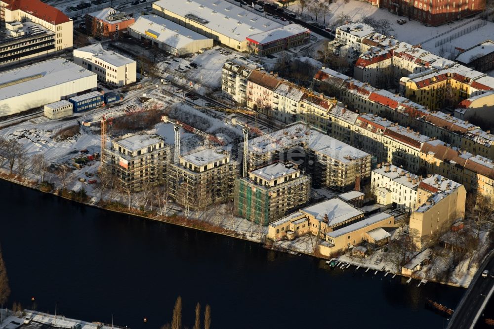 Luftbild Berlin - Winterluftbild Baustelle zum Neubau einer Mehrfamilienhaus-Wohnanlage am Ufer des Flußverlaufes der Spree in Berlin