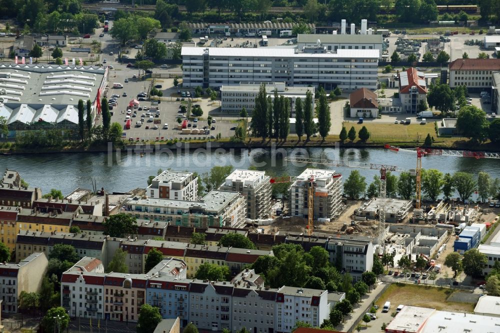 Berlin von oben - Winterluftbild Baustelle zum Neubau einer Mehrfamilienhaus-Wohnanlage am Ufer des Flußverlaufes der Spree in Berlin