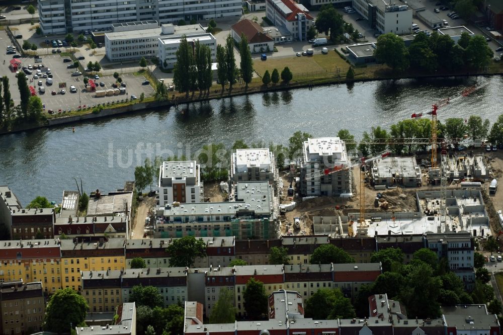 Luftbild Berlin - Winterluftbild Baustelle zum Neubau einer Mehrfamilienhaus-Wohnanlage am Ufer des Flußverlaufes der Spree in Berlin