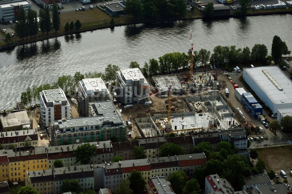 Luftaufnahme Berlin - Winterluftbild Baustelle zum Neubau einer Mehrfamilienhaus-Wohnanlage am Ufer des Flußverlaufes der Spree in Berlin