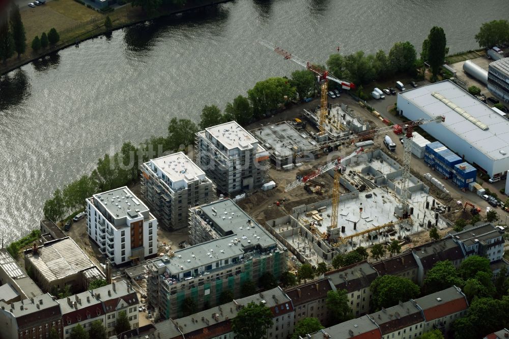 Berlin von oben - Winterluftbild Baustelle zum Neubau einer Mehrfamilienhaus-Wohnanlage am Ufer des Flußverlaufes der Spree in Berlin