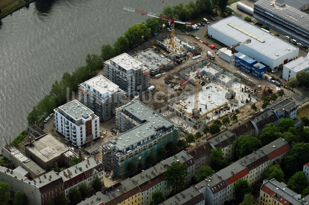 Berlin aus der Vogelperspektive: Winterluftbild Baustelle zum Neubau einer Mehrfamilienhaus-Wohnanlage am Ufer des Flußverlaufes der Spree in Berlin