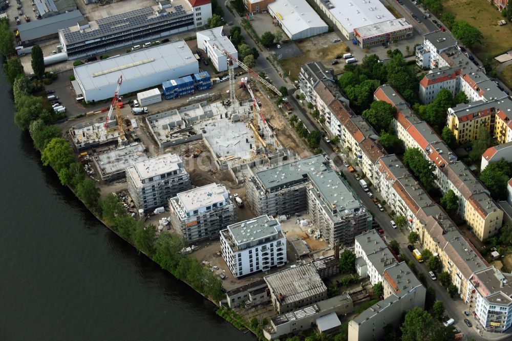 Berlin von oben - Winterluftbild Baustelle zum Neubau einer Mehrfamilienhaus-Wohnanlage am Ufer des Flußverlaufes der Spree in Berlin