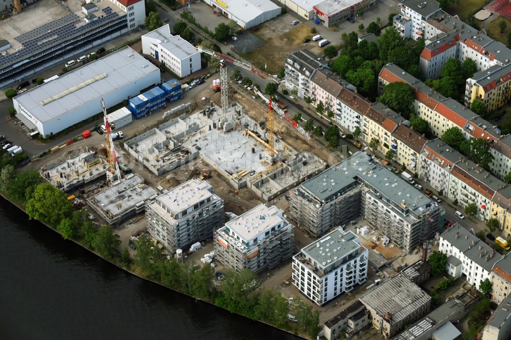 Berlin aus der Vogelperspektive: Winterluftbild Baustelle zum Neubau einer Mehrfamilienhaus-Wohnanlage am Ufer des Flußverlaufes der Spree in Berlin