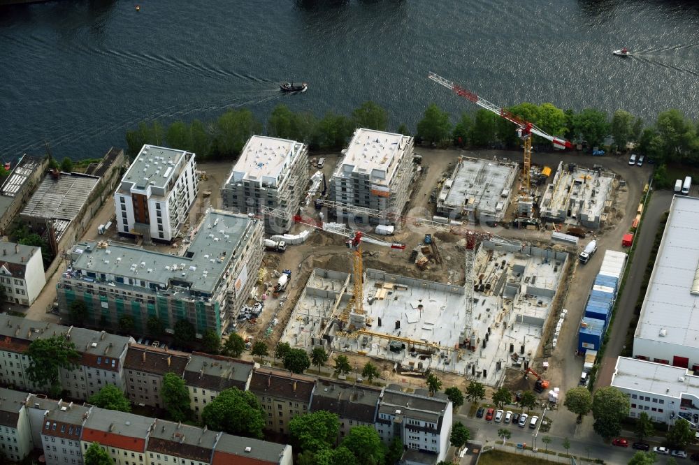 Berlin von oben - Winterluftbild Baustelle zum Neubau einer Mehrfamilienhaus-Wohnanlage am Ufer des Flußverlaufes der Spree in Berlin