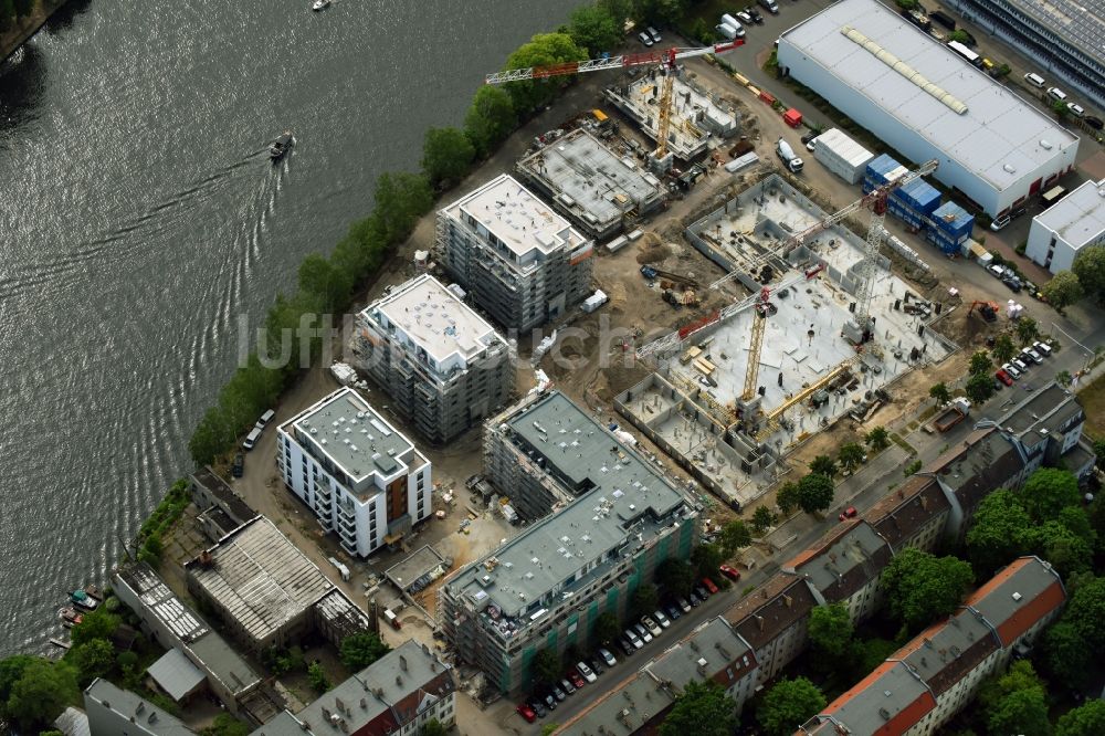 Luftbild Berlin - Winterluftbild Baustelle zum Neubau einer Mehrfamilienhaus-Wohnanlage am Ufer des Flußverlaufes der Spree in Berlin