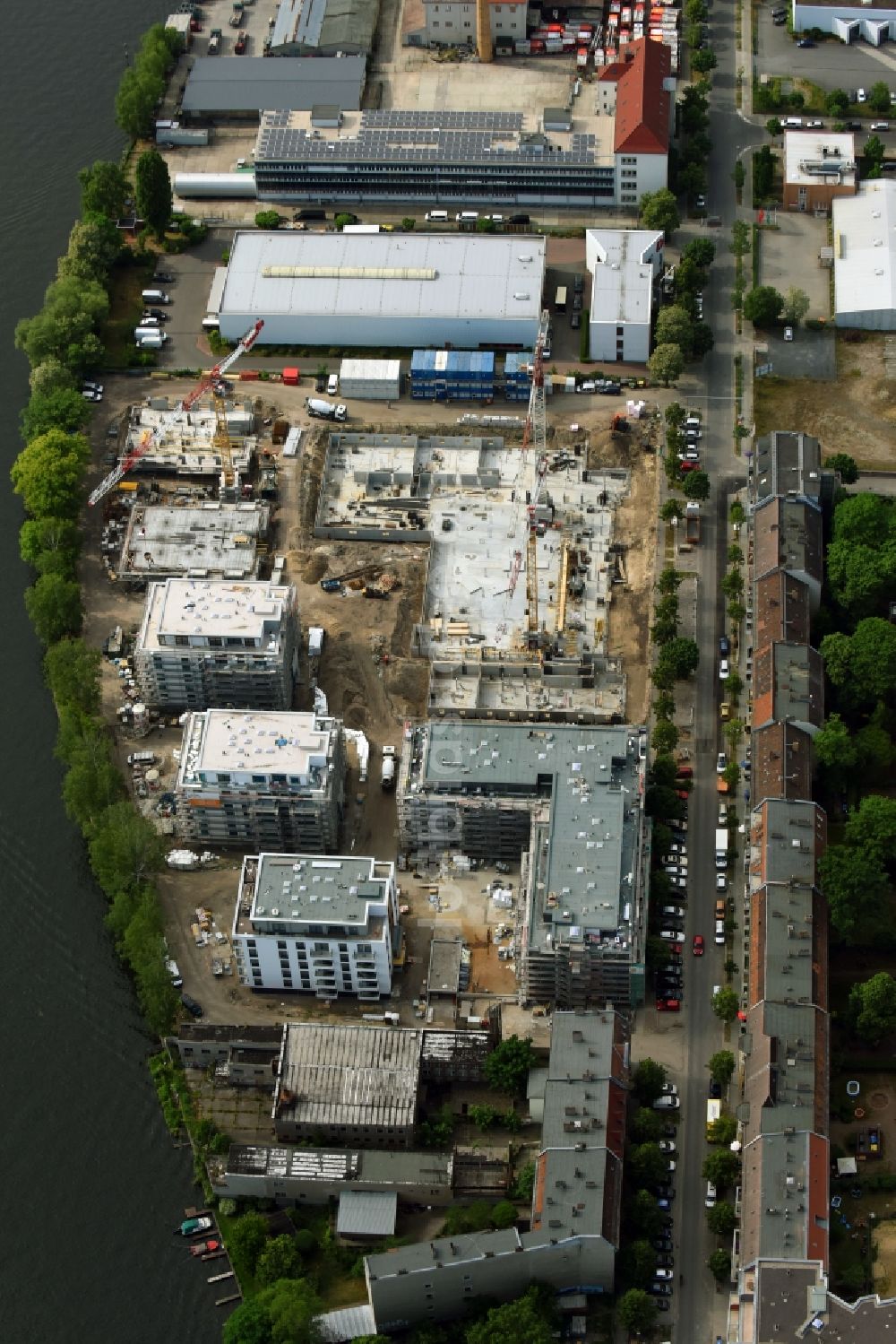 Luftaufnahme Berlin - Winterluftbild Baustelle zum Neubau einer Mehrfamilienhaus-Wohnanlage am Ufer des Flußverlaufes der Spree in Berlin