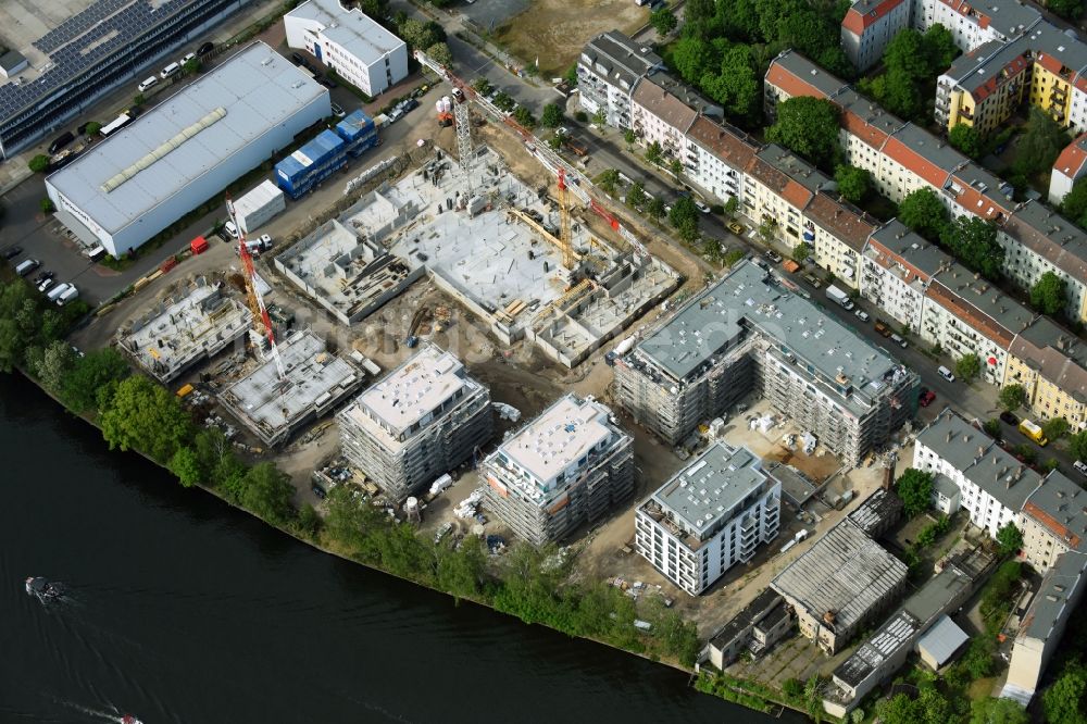 Berlin aus der Vogelperspektive: Winterluftbild Baustelle zum Neubau einer Mehrfamilienhaus-Wohnanlage am Ufer des Flußverlaufes der Spree in Berlin