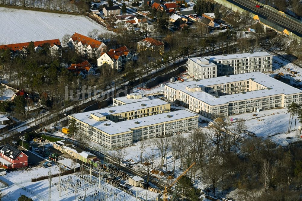 Bernau aus der Vogelperspektive: Winterluftbild Baustelle zum Neubau einer Mehrfamilienhaus-Wohnanlage Waldquartier in Bernau im Bundesland Brandenburg, Deutschland