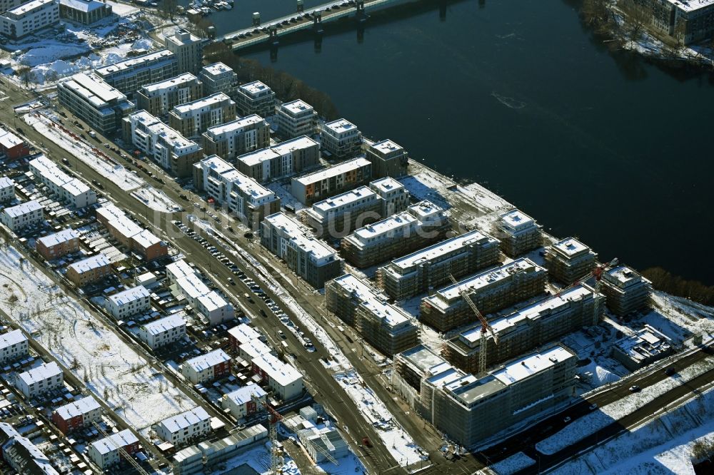 Berlin aus der Vogelperspektive: Winterluftbild Baustelle zum Neubau einer Mehrfamilienhaussiedlung Waterkant am Ufer der Havel an der Daumstraße Berlin, Deutschland